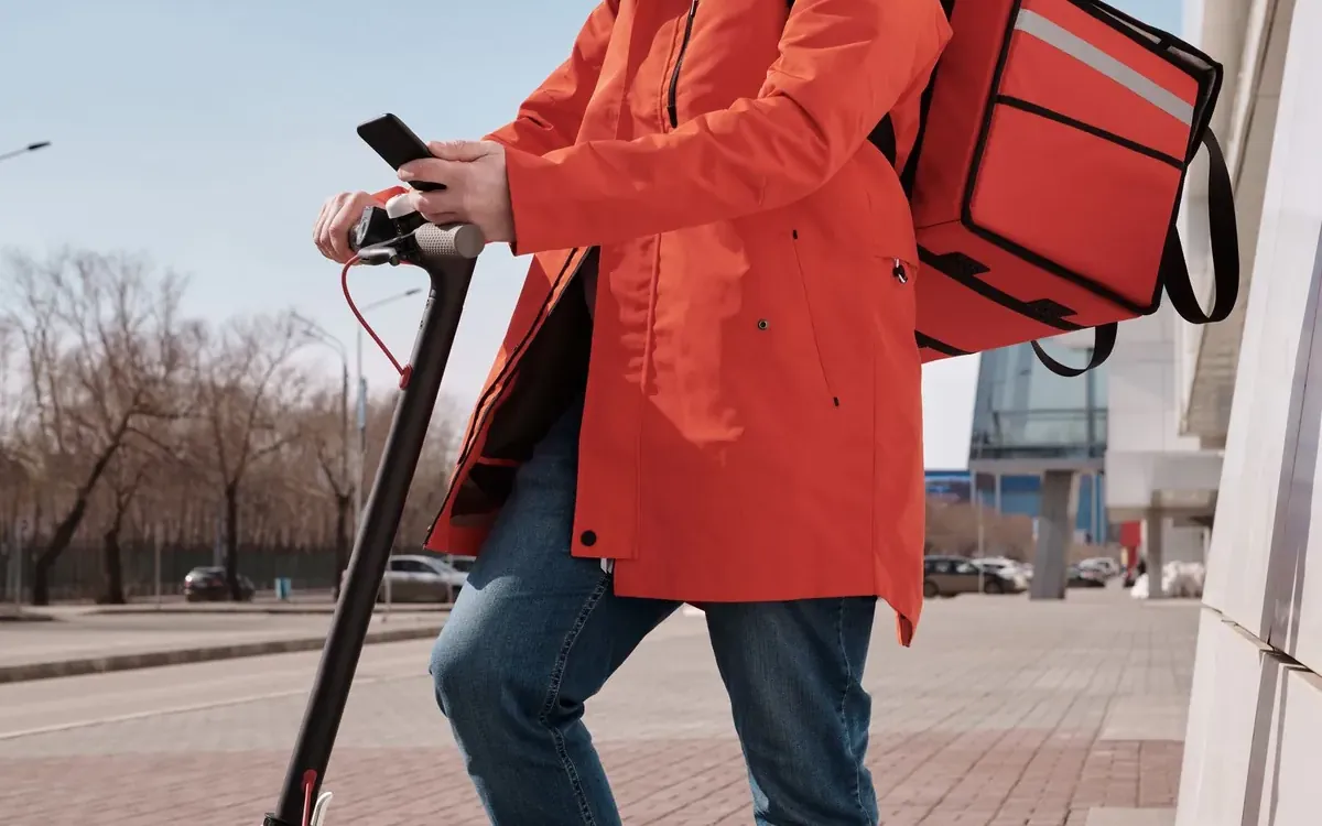 Repartidor de delivery con pedido en camino