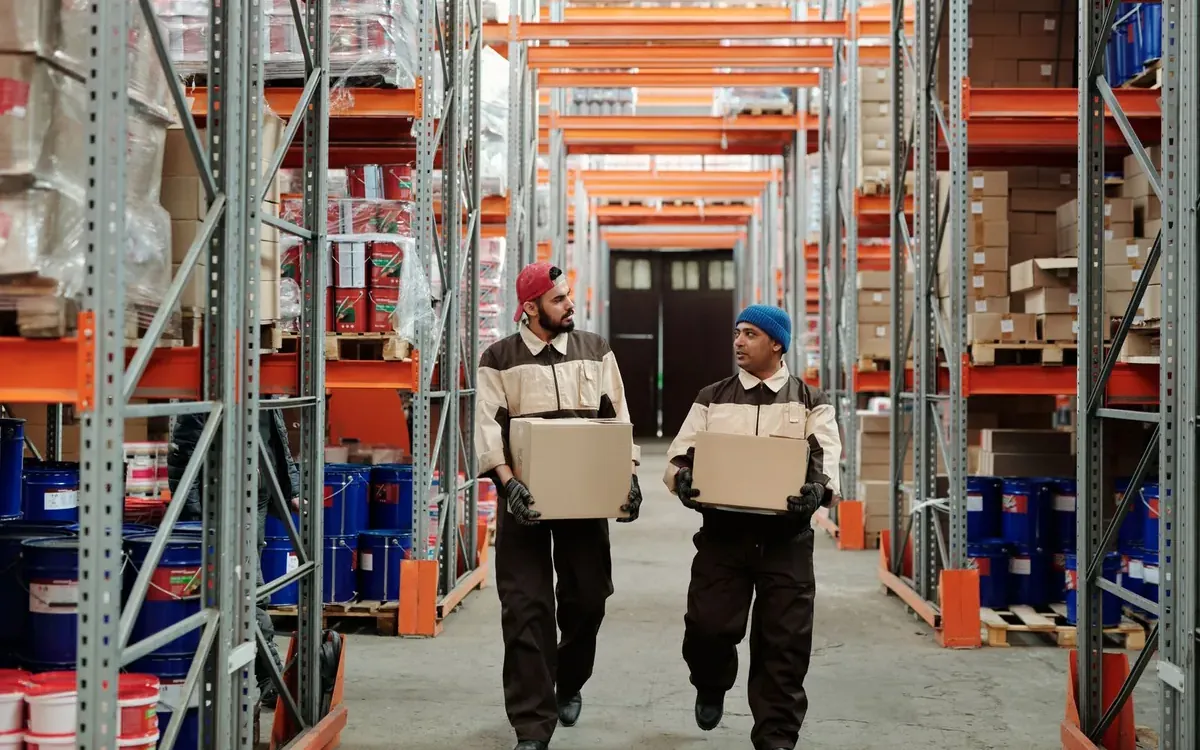 Depósito de e-commerce con pedidos siendo preparados